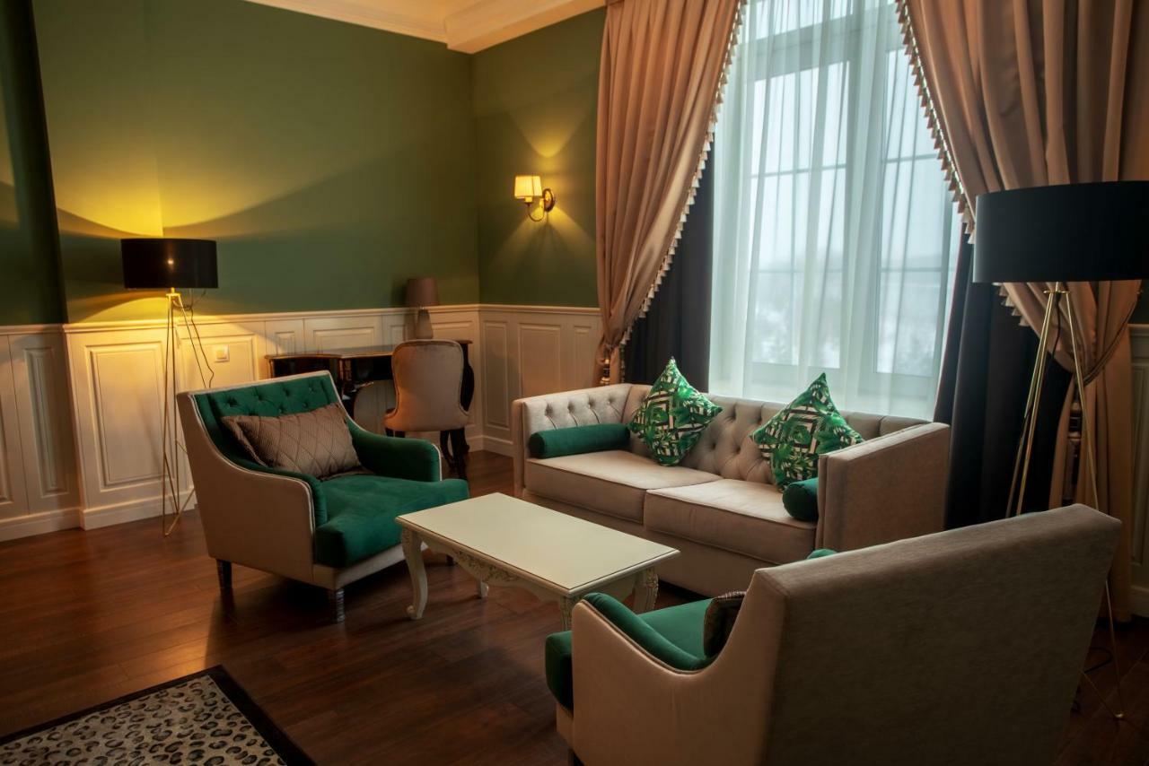Royal Bv Hotel Ustʼ-Kamenogorsk Exterior foto